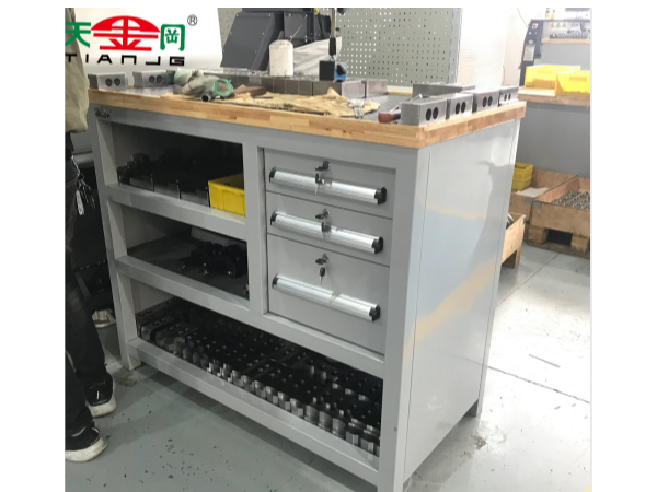 成都钳工台工具柜哪里找，品牌厂家，用实力说话【天金冈】